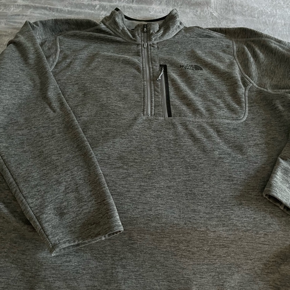 XXL/TTG barely worn North Face quarter zip pull over.
